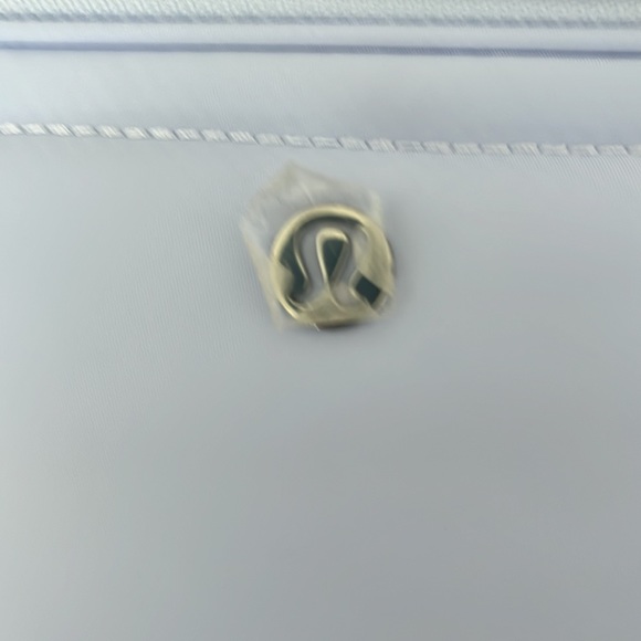 Lululemon Camera Bag Pastel Blue (2L) brand new - Picture 4 of 10